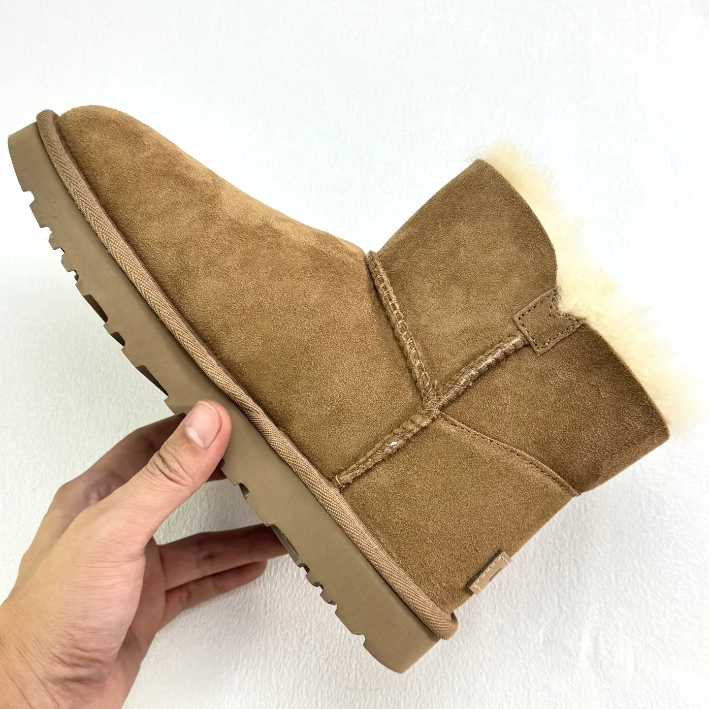 💰400 1016422 UGG KALLEN LACE Mainstream technology in the market: sheepskin and wool integrated. Use Longfeng A-grade sheepskin and wool integrated raw materials. The original leather panel is tanned and filled with fiber. It feels soft and has a uniform color. No further processing or compounding operations are required. Size: 35 36 37 38 39 40